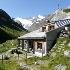 Länta Hütte mit Rheinwaldhorn/Piz Adula